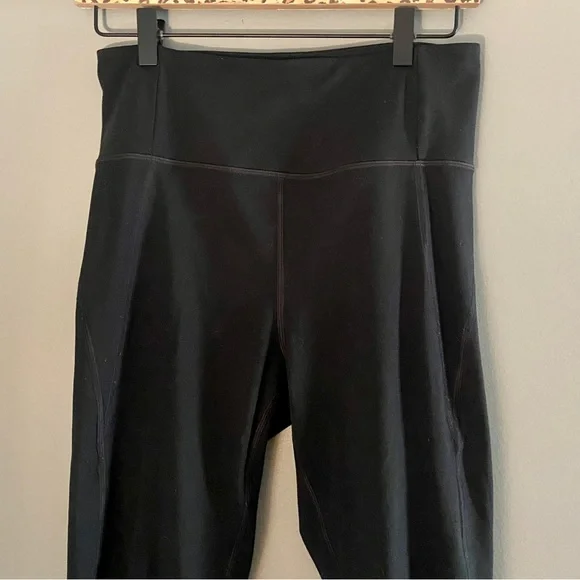 GIRLFRIEND COLLECTIVE | High Waist Compressive Capri Length Crop Black Legging - Picture 4 of 7